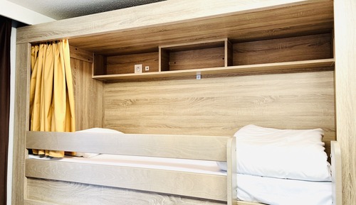 One bed in 4 female beds room with private bathroom