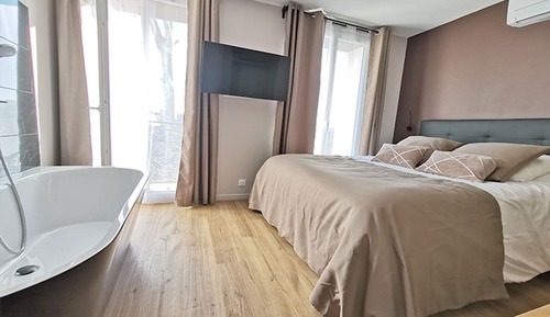 Apartment with bathtub