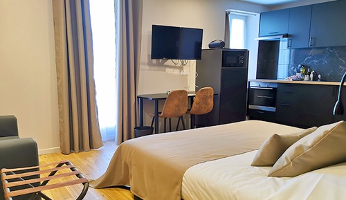 Studio king size bed with terrace