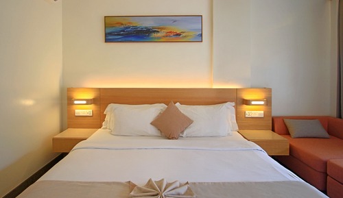 Deluxe Double Room, 1 King Bed, Balcony, Partial Sea View
