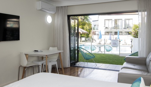 Classic Studio, Poolside