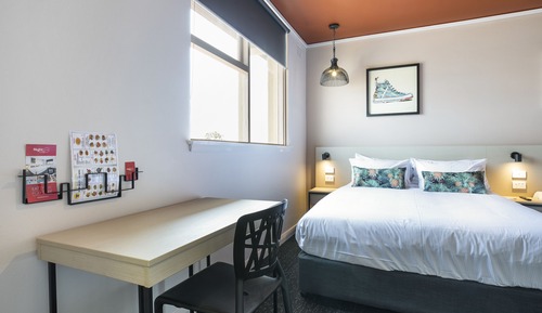 Studio Queen & Single