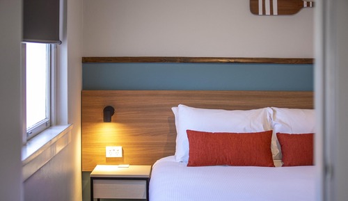 Studio Queen & Single