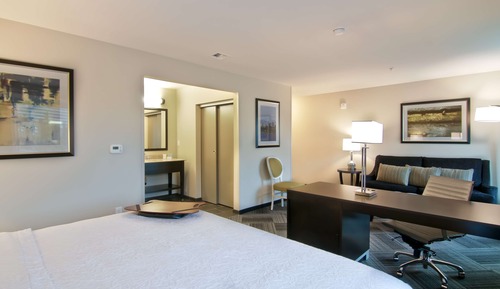 Studio, 1 King Bed, Accessible