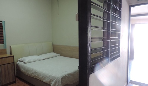 Small Double Room, Shared Common Bathroom