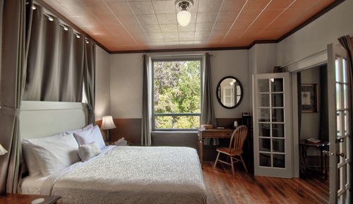 King/Queen Suite with Clawfoot Bathtub