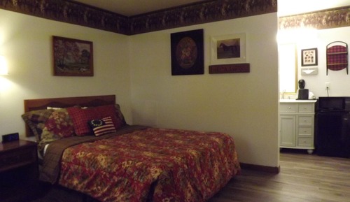 1 Queen Bed, Hill View, Ground Floor