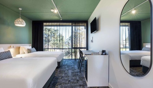 Studio Queen & Single