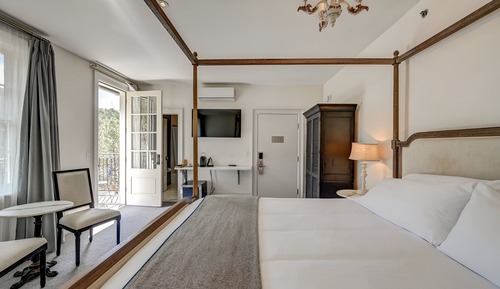 Room, 1 King Bed (Riverfront)
