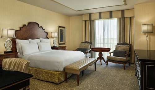 Standard Room, 1 King Bed (Mobility Accessible, Roll-In Shower)