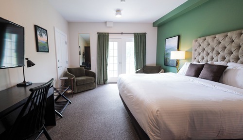 King Room with Balcony (Handicapped Accessible)