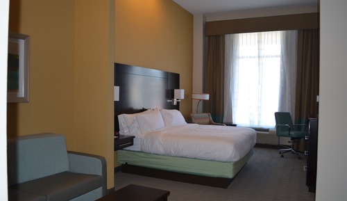 Suite, 1 King Bed with Sofa bed, Accessible Bathtub (Mobility)
