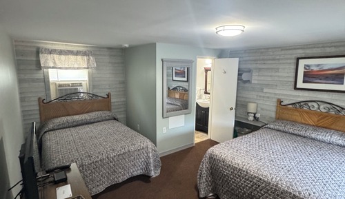 Double Room (1 Queen & 1 Double)