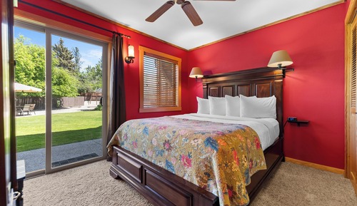 Luxury Apartment, 1 Queen Bed with Sofa bed, Fireplace, Mountain View