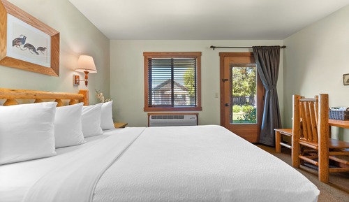 Deluxe Room, 1 Queen Bed, Valley View