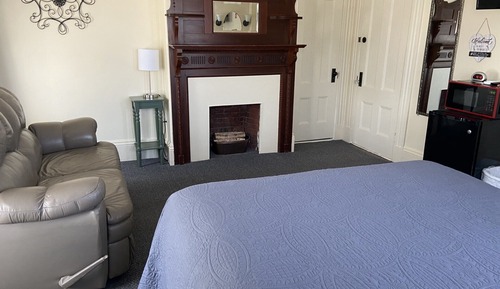 Unit 8 (Shared bath, Second floor)