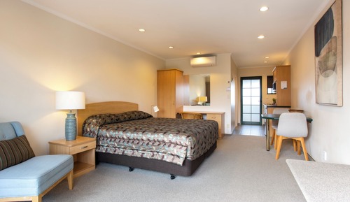 Deluxe Studio, Jetted Tub