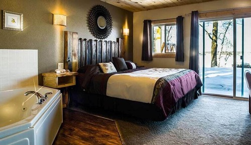 Premier Suite, Jetted Tub, Lake View  ( 15 NO PETS)