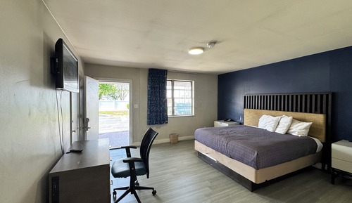 Room, 1 King Bed, Smoking