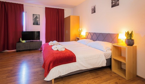 Deluxe Studio, 1 Queen Bed, Non Smoking, City View