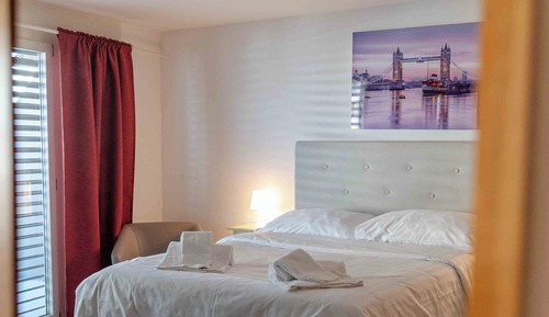 Modern Apartment, 2 Bedrooms, Balcony, Mountain View