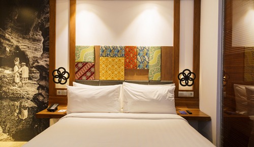 Deluxe Room, 1 King Bed, Non Smoking, City View (Bathtub)