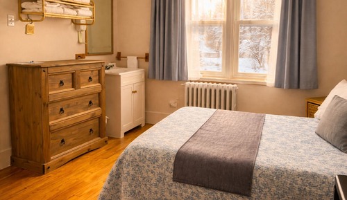Room  204 - 2 double beds