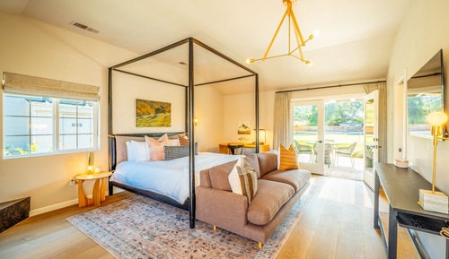 Greenside Suite 2 with Fireplace