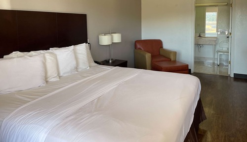 Deluxe Room, 1 Queen Bed, Non Smoking, Refrigerator & Microwave