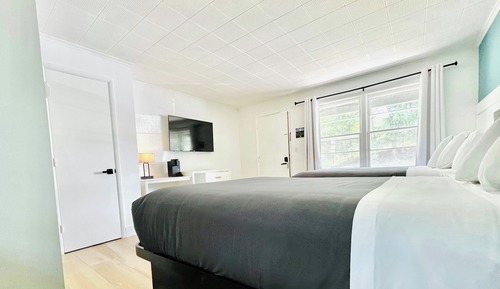 Two Full Beds Nonsmoking Lakeside