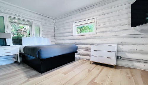 One Queen Kitchen, Cabin