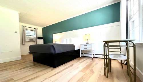 One Queen Nonsmoking Lakeside