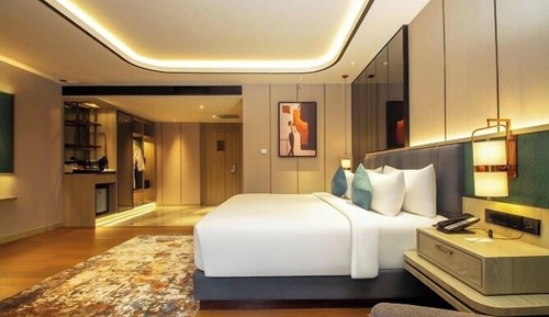 King Bed Junior Suite Pool