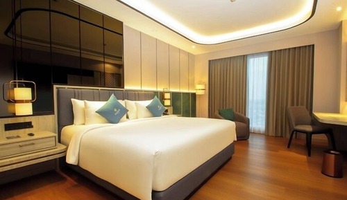 King Bed Deluxe Pool