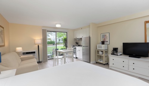 1st Floor Renovated Front Facing Studio