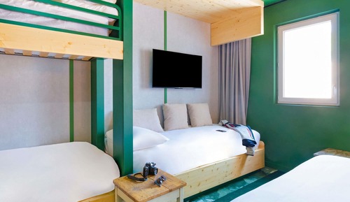 Family Room (Pop. 4 people)