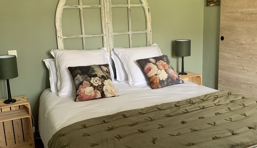 Traditional Room, 1 Queen Bed, Private Bathroom, Garden View