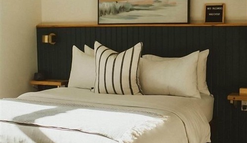 Room 8: Modern Standard Queen