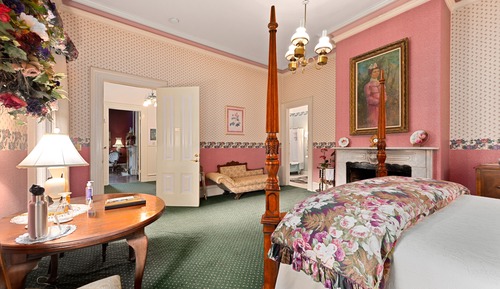 Signature Single Room, 1 King Bed, Fireplace, Mountain View