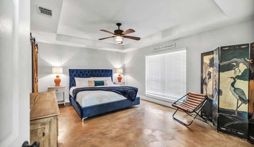 House, Multiple Beds, Patio (1305 Lakeshore Dr)