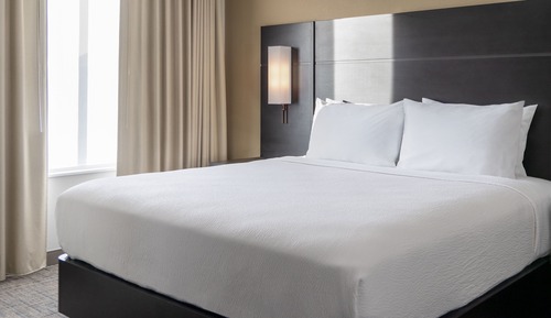 Suite, 1 Double Bed (Mobility/Hearing Accessible, Tub)