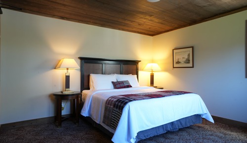 Lodge Room #7 (1 King Bed)