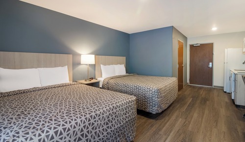 Queen Suite w/ Dishwasher (Dishes/Cookware Included)