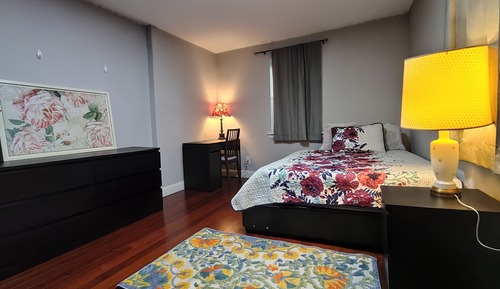 Economy Room, 1 Queen Bed, Non Smoking, Corner, Shared Bathroom