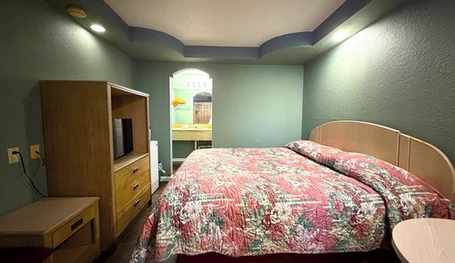 Room, 1 Queen Bed, Non Smoking, Kitchenette