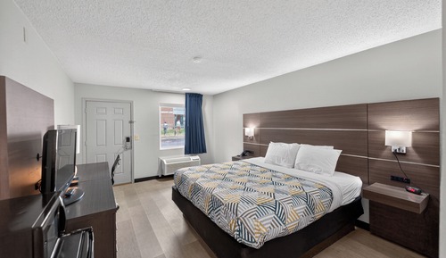 Deluxe Room, 1 King Bed, Smoking, Ground Floor
