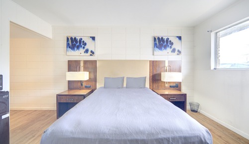 Room (1 Full Bed)