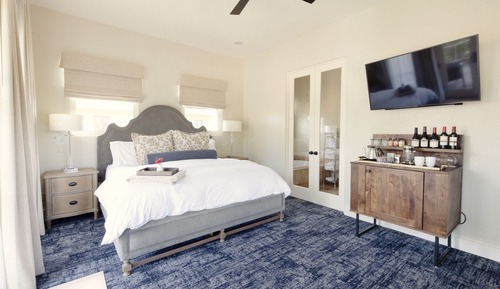 Deluxe Room, 1 King Bed, Valley View (Wine Country - Forest View-340 sq. ft)