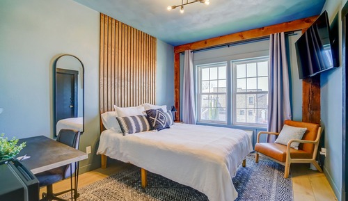 Design Single Room, 1 Queen Bed, Shared Bathroom