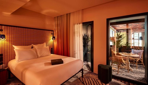 Room (Large Mama Bow Window)